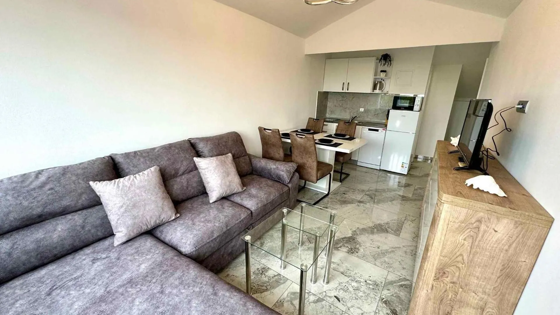 Apartment In Jadranovo 51054